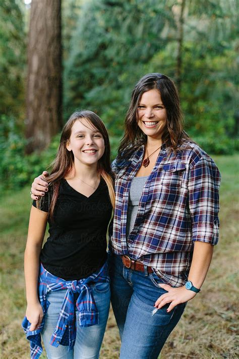 mom daughter posing nude